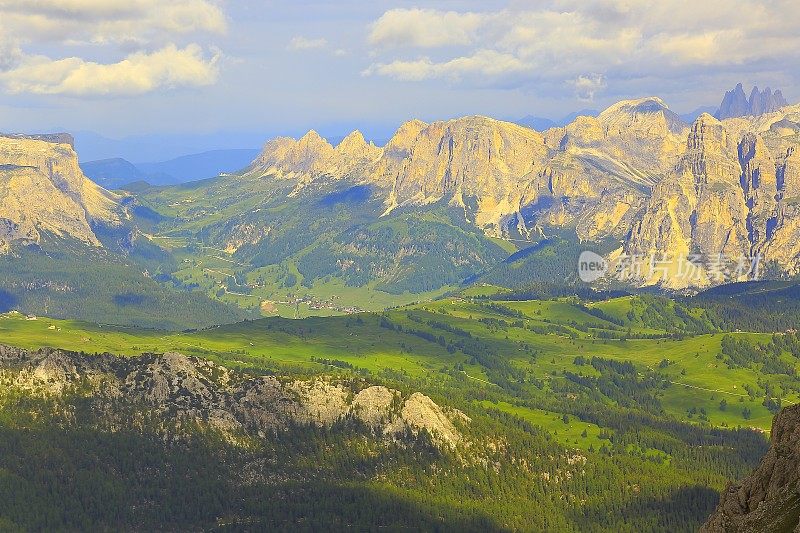 从田园牧歌式的Lagazuoi山顶全景，五Torri Dolomites，山顶山脉，戏剧性和雄伟的意大利泰洛阿尔卑斯山